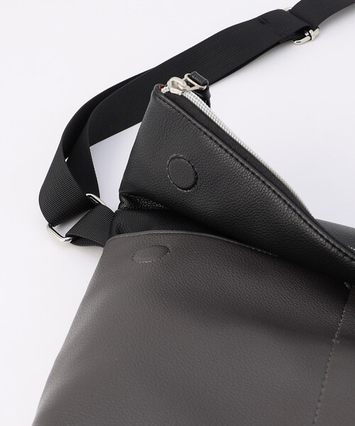 COMME　CA COMMUNE（コムサコミューン）の「バイカラー ショルダーバッグ（ショルダーバッグ・メンズ・ブラック×グリーン/チャコールグレー×ブラック/イエロー系その他/ブラック×ブルー・FREE）」の9枚目の写真