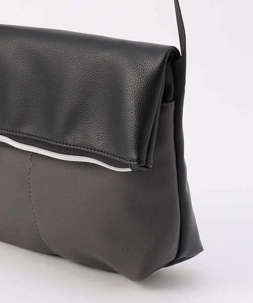 COMME　CA COMMUNE（コムサコミューン）の「バイカラー ショルダーバッグ（ショルダーバッグ・メンズ・ブラック×グリーン/チャコールグレー×ブラック/イエロー系その他/ブラック×ブルー・FREE）」の10枚目の写真