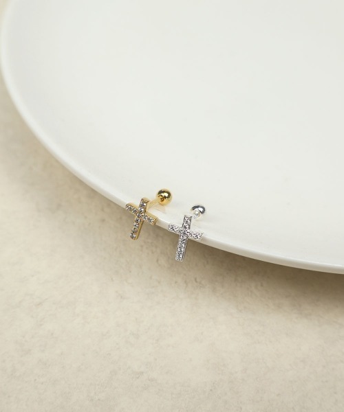 CEMONEMO(セモネモ)の「【金属アレルギー対応】 キュービック クロス ピアス(片耳用) / silver925(ピアス(片耳用)・レディース・シルバー/ゴールド・FREE)」の1枚目の写真
