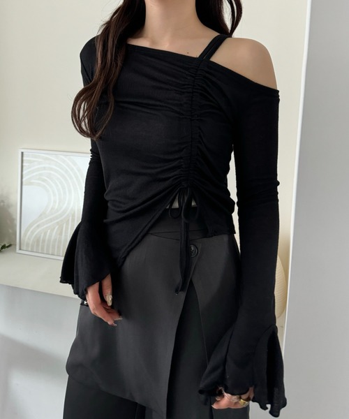 efill(エフィル)の「ワンオフショルダー ギャザー リボン 長袖Tシャツ / カットソー(Tシャツ/カットソー・レディース・ブラック/グレー・FREE)」の2枚目の写真