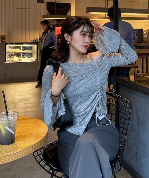 efill(エフィル)の「ワンオフショルダー ギャザー リボン 長袖Tシャツ / カットソー(Tシャツ/カットソー・レディース・ブラック/グレー・FREE)」の4枚目の写真