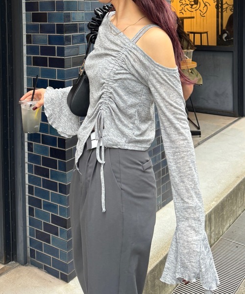 efill(エフィル)の「ワンオフショルダー ギャザー リボン 長袖Tシャツ / カットソー(Tシャツ/カットソー・レディース・ブラック/グレー・FREE)」の8枚目の写真