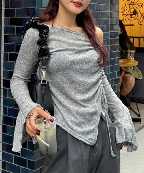 efill(エフィル)の「ワンオフショルダー ギャザー リボン 長袖Tシャツ / カットソー(Tシャツ/カットソー・レディース・ブラック/グレー・FREE)」の5枚目の写真