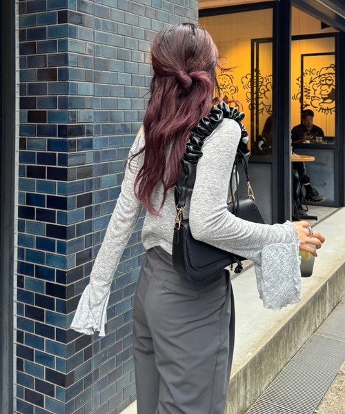 efill(エフィル)の「ワンオフショルダー ギャザー リボン 長袖Tシャツ / カットソー(Tシャツ/カットソー・レディース・ブラック/グレー・FREE)」の11枚目の写真