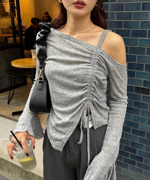 efill(エフィル)の「ワンオフショルダー ギャザー リボン 長袖Tシャツ / カットソー(Tシャツ/カットソー・レディース・ブラック/グレー・FREE)」の16枚目の写真