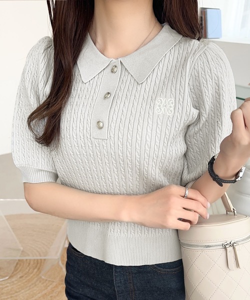 mily bilet(ミウィビレット)の「【mily bilet】知的フェミニンで好印象をプラス。胸刺繍ケーブルニットパフスリーブポロシャツ(半袖)(ポロシャツ・レディース・ピンク/アイボリー/ライトグレー/ネイビー・X-LARGE/SMALL/MEDIUM/LARGE)」の3枚目の写真