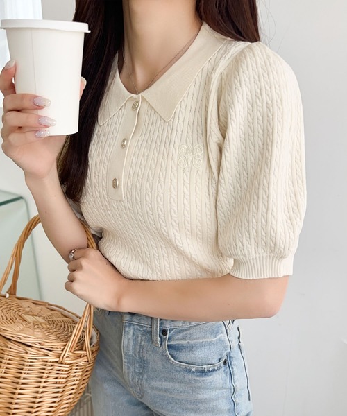 mily bilet(ミウィビレット)の「【mily bilet】知的フェミニンで好印象をプラス。胸刺繍ケーブルニットパフスリーブポロシャツ(半袖)(ポロシャツ・レディース・ピンク/アイボリー/ライトグレー/ネイビー・X-LARGE/SMALL/MEDIUM/LARGE)」の7枚目の写真