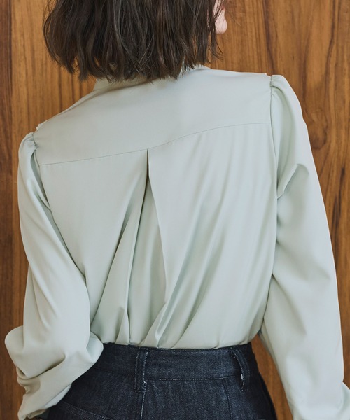 RUIRUE BOUTIQUE（ルイルエブティック）の「洗える ストレッチ ｜ プリーツ スタンドカラー ブラウス ｜ レディース 体型カバー 長袖 オフィスカジュアル きれいめ 上品 無地 華やか トップス シャツ（シャツ/ブラウス・レディース・ホワイト/ブラック/ライトベージュ/チャコールグレー/グリーン・S/M/L/LL/3L/5L/4L）」の7枚目の写真