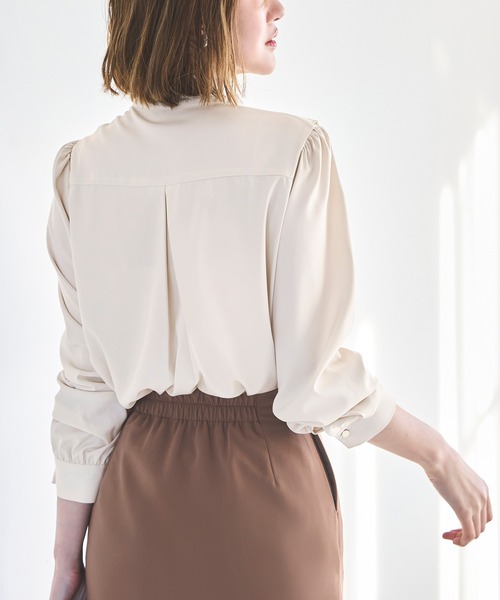 RUIRUE BOUTIQUE（ルイルエブティック）の「洗える ストレッチ ｜ プリーツ スタンドカラー ブラウス ｜ レディース 体型カバー 長袖 オフィスカジュアル きれいめ 上品 無地 華やか トップス シャツ（シャツ/ブラウス・レディース・ホワイト/ブラック/ライトベージュ/チャコールグレー/グリーン・S/M/L/LL/3L/5L/4L）」の16枚目の写真