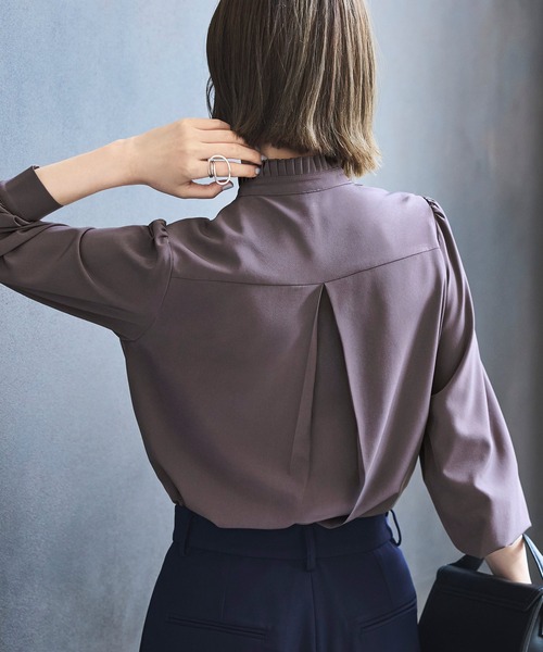 RUIRUE BOUTIQUE（ルイルエブティック）の「洗える ストレッチ ｜ プリーツ スタンドカラー ブラウス ｜ レディース 体型カバー 長袖 オフィスカジュアル きれいめ 上品 無地 華やか トップス シャツ（シャツ/ブラウス・レディース・ホワイト/ブラック/ライトベージュ/チャコールグレー/グリーン・S/M/L/LL/3L/5L/4L）」の12枚目の写真
