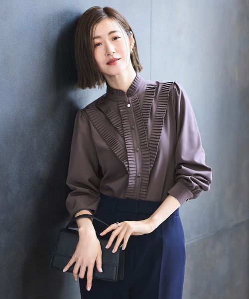 RUIRUE BOUTIQUE（ルイルエブティック）の「洗える ストレッチ ｜ プリーツ スタンドカラー ブラウス ｜ レディース 体型カバー 長袖 オフィスカジュアル きれいめ 上品 無地 華やか トップス シャツ（シャツ/ブラウス・レディース・ホワイト/ブラック/ライトベージュ/チャコールグレー/グリーン・S/M/L/LL/3L/5L/4L）」の13枚目の写真