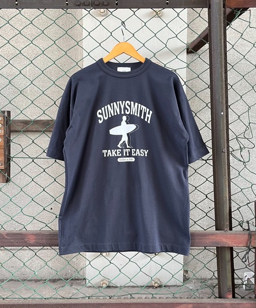 Sunny Smith(サニースミス)の「【SUNNY SMITH】アーチロゴ 11.6オンスウルトラヘヴィーウェイトTシャツ(CP)(Tシャツ/カットソー・メンズ・チャコール/ブラック・L/M)」の1枚目の写真