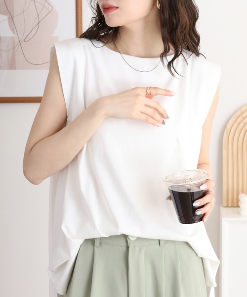 atONE(アットワン)の「肩タックノースリーブボートネックTシャツ(Tシャツ/カットソー・レディース・チャコールグレー/ブラック/オフホワイト/グレイッシュベージュ・LL~3L/4L~5L/M-L)」の2枚目の写真