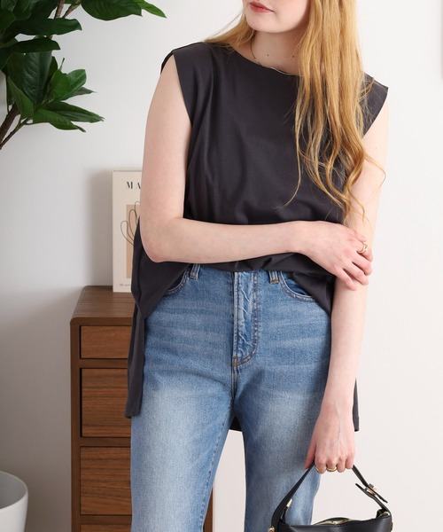 atONE(アットワン)の「肩タックノースリーブボートネックTシャツ(Tシャツ/カットソー・レディース・チャコールグレー/ブラック/オフホワイト/グレイッシュベージュ・LL~3L/4L~5L/M-L)」の1枚目の写真