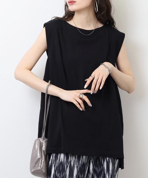 atONE(アットワン)の「肩タックノースリーブボートネックTシャツ(Tシャツ/カットソー・レディース・チャコールグレー/ブラック/オフホワイト/グレイッシュベージュ・LL~3L/4L~5L/M-L)」の3枚目の写真