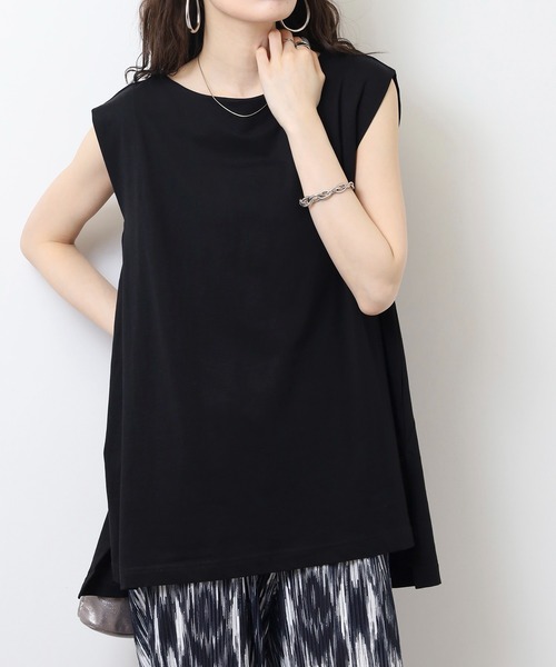 atONE(アットワン)の「肩タックノースリーブボートネックTシャツ(Tシャツ/カットソー・レディース・チャコールグレー/ブラック/オフホワイト/グレイッシュベージュ・LL~3L/4L~5L/M-L)」の10枚目の写真