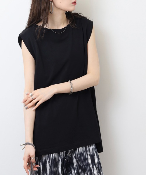 atONE(アットワン)の「肩タックノースリーブボートネックTシャツ(Tシャツ/カットソー・レディース・チャコールグレー/ブラック/オフホワイト/グレイッシュベージュ・LL~3L/4L~5L/M-L)」の9枚目の写真
