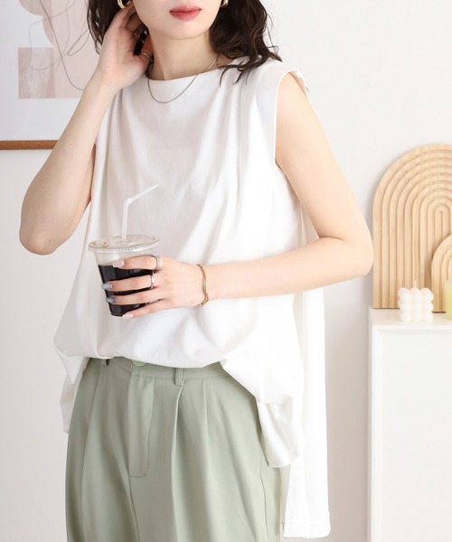 atONE(アットワン)の「肩タックノースリーブボートネックTシャツ(Tシャツ/カットソー・レディース・チャコールグレー/ブラック/オフホワイト/グレイッシュベージュ・LL~3L/4L~5L/M-L)」の7枚目の写真