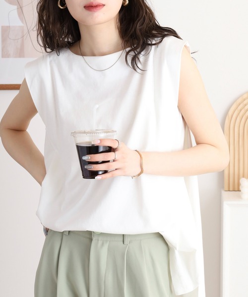 atONE(アットワン)の「肩タックノースリーブボートネックTシャツ(Tシャツ/カットソー・レディース・チャコールグレー/ブラック/オフホワイト/グレイッシュベージュ・LL~3L/4L~5L/M-L)」の6枚目の写真