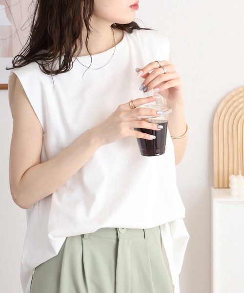 atONE(アットワン)の「肩タックノースリーブボートネックTシャツ(Tシャツ/カットソー・レディース・チャコールグレー/ブラック/オフホワイト/グレイッシュベージュ・LL~3L/4L~5L/M-L)」の5枚目の写真