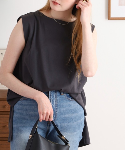 atONE(アットワン)の「肩タックノースリーブボートネックTシャツ(Tシャツ/カットソー・レディース・チャコールグレー/ブラック/オフホワイト/グレイッシュベージュ・LL~3L/4L~5L/M-L)」の13枚目の写真