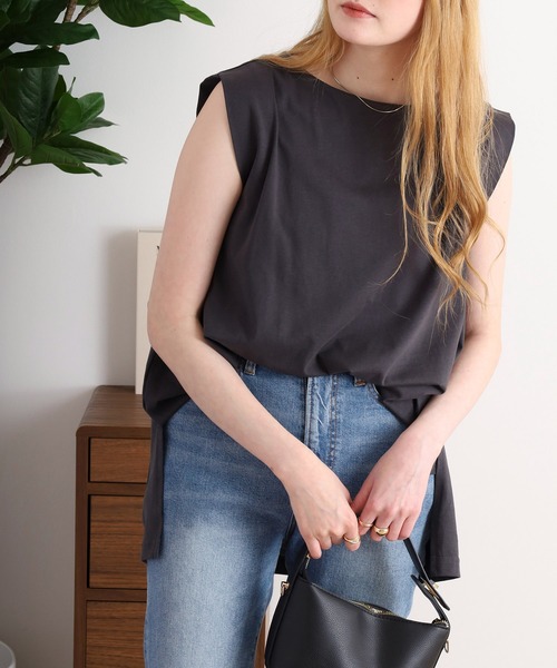 atONE(アットワン)の「肩タックノースリーブボートネックTシャツ(Tシャツ/カットソー・レディース・チャコールグレー/ブラック/オフホワイト/グレイッシュベージュ・LL~3L/4L~5L/M-L)」の15枚目の写真