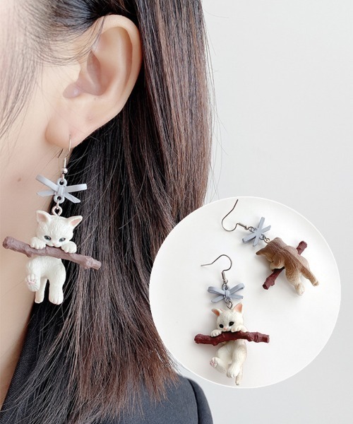Coo+i（クーイ）の「小枝ぶらさがり猫ピアス（ピアス（両耳用））」 - WEAR