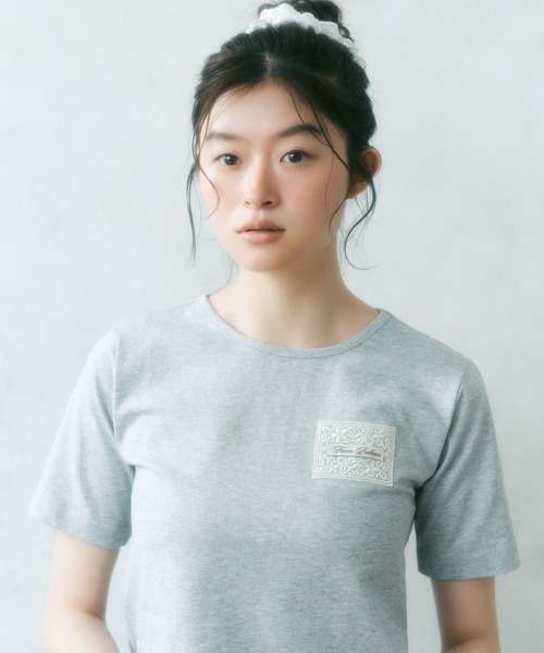 FCMM(エフシーエムエム)の「【日本限定】TAG TEE / タグTEE(Tシャツ/カットソー・レディース・ブラック/オフホワイト/グレー/ライトグリーン・SMALL/MEDIUM)」の3枚目の写真