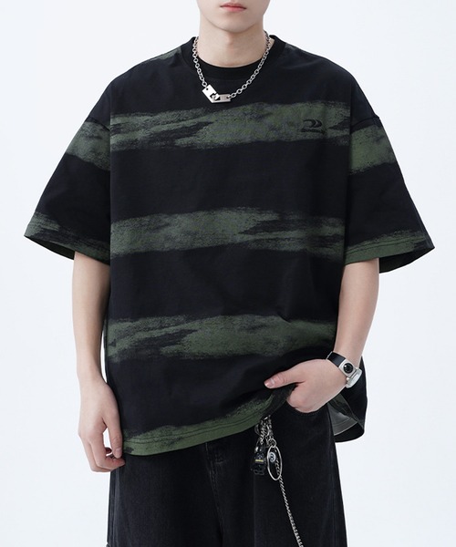 JOHNNY WOLF(ジョニーウルフ)の「AZAZEL オーバーサイズ ハンドペイントボーダー ヘビーウェイトコットン Tシャツ(Tシャツ/カットソー・メンズ・ブラック×レッド/ブラック×グリーン/グレイッシュベージュ・M/L/XL)」の2枚目の写真