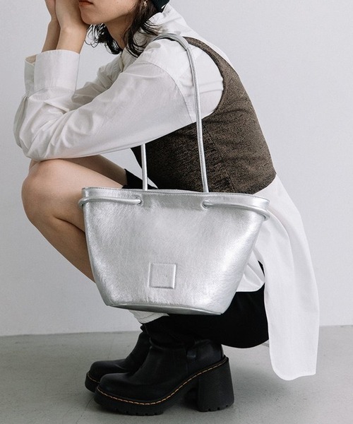 Beau're（ヴュレ）の「【BEAURE】B-25344　ロープハンドルラウンドトートバッグ（ハンドバッグ・レディース・ベージュ/シルバー/グレー/ブラック・FREE）」の4枚目の写真