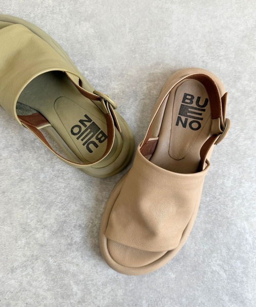 BUENO(ブエノ)の「BUENO (ブエノ) / バックストラップサンダル フラットレザーサンダル(サンダル・レディース・ベージュ/ブラック・38/35/36/37/39)」の2枚目の写真