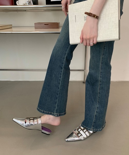 Jewelobe(ジュエローブ)の「ベルトディテールポインテッドフラットミュール(サンダル・レディース・ブラウン/ブラック/シルバー/オフホワイト・S/XL/L/M)」の12枚目の写真