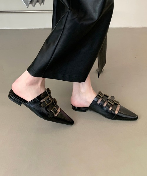 Jewelobe(ジュエローブ)の「ベルトディテールポインテッドフラットミュール(サンダル・レディース・ブラウン/ブラック/シルバー/オフホワイト・S/XL/L/M)」の18枚目の写真