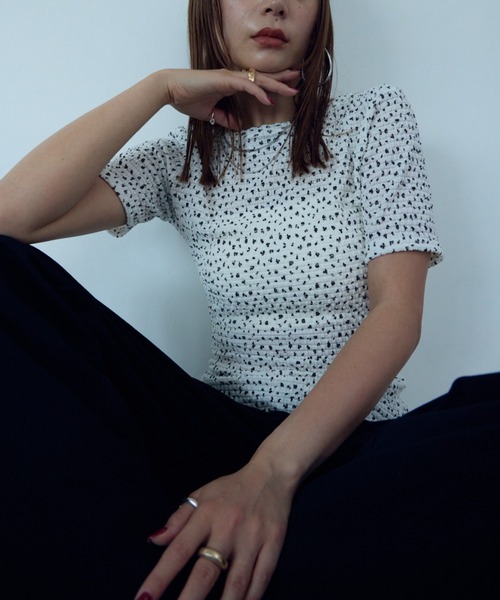 HANNE(アン)の「フラワーフロントボタンTEE(Tシャツ/カットソー・レディース・ベージュ/ホワイト・FREE)」の2枚目の写真