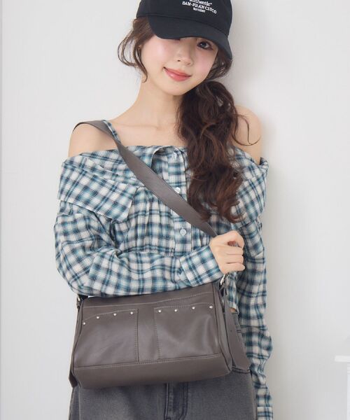 ems excite（エムズエキサイト）の「スタッズ付ショルダーBAG（ショルダーバッグ・レディース・オフホワイト/チャコールグレー/ブラウン・ONE SIZE）」の2枚目の写真