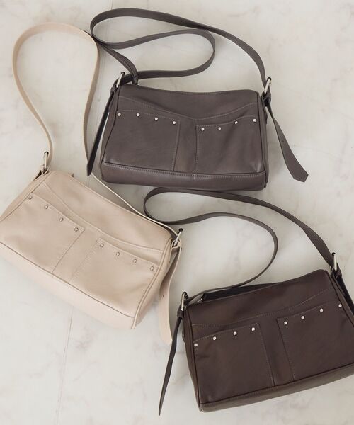 ems excite（エムズエキサイト）の「スタッズ付ショルダーBAG（ショルダーバッグ・レディース・オフホワイト/チャコールグレー/ブラウン・ONE SIZE）」の5枚目の写真