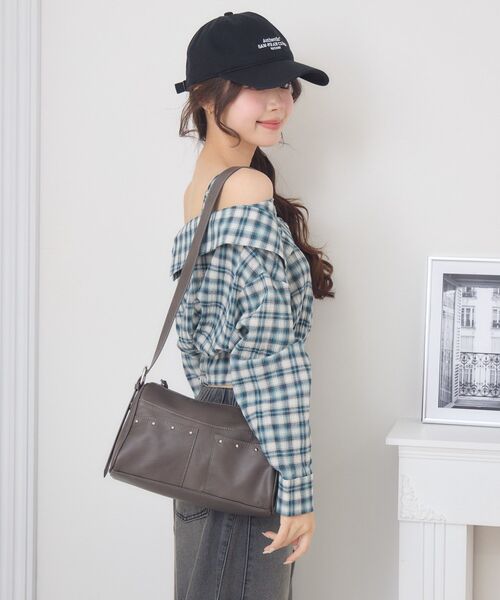 ems excite（エムズエキサイト）の「スタッズ付ショルダーBAG（ショルダーバッグ・レディース・オフホワイト/チャコールグレー/ブラウン・ONE SIZE）」の19枚目の写真
