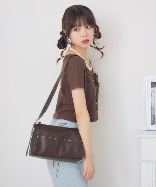 ems excite（エムズエキサイト）の「スタッズ付ショルダーBAG（ショルダーバッグ・レディース・オフホワイト/チャコールグレー/ブラウン・ONE SIZE）」の10枚目の写真