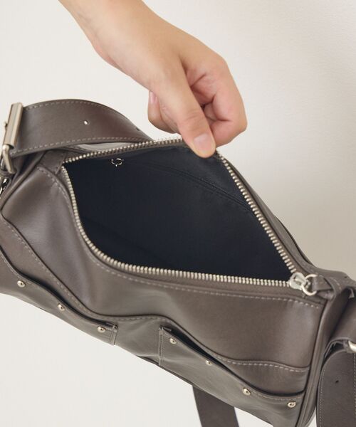 ems excite（エムズエキサイト）の「スタッズ付ショルダーBAG（ショルダーバッグ・レディース・オフホワイト/チャコールグレー/ブラウン・ONE SIZE）」の4枚目の写真