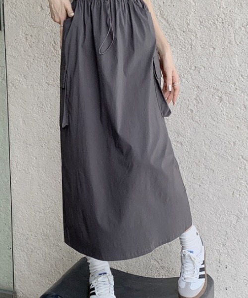 cammie（キャミー）の「カーゴ風フラップポケットスカート（スカート・レディース・ブラック/ダークグレー・MEDIUM/LARGE）」の2枚目の写真