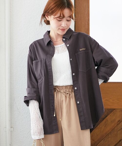 le.coeur blanc（ルクールブラン）の「刺繍カラーダブルポケットオーバーシャツ（シャツ/ブラウス・レディース・ピンク系その他/ダークグレー/サンドベージュ・38）」の2枚目の写真