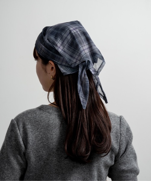 lawgy(ラウジー)の「sheer mesh check triangle scarf / シアーメッシュチェックトライアングルスカーフ(バンダナ/スカーフ・レディース・ブルー/グレイッシュベージュ/グリーン系その他・FREE)」の3枚目の写真