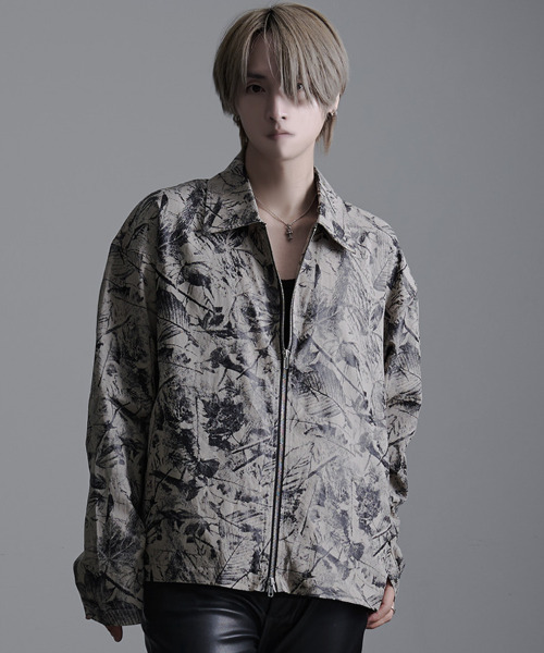CavariA（キャバリア）の「『CavariA/キャバリア』総柄ZIP JKT（ブルゾン・メンズ・チャコール/ベージュ・L/M）」の2枚目の写真