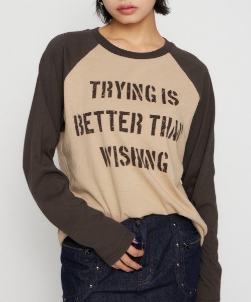 LAGUA GEM(ラグアジェム)の「FRONT LETTERING RAGLAN トップス(Tシャツ/カットソー・レディース・ブラック/ブラウン/ネイビー・FREE)」の1枚目の写真