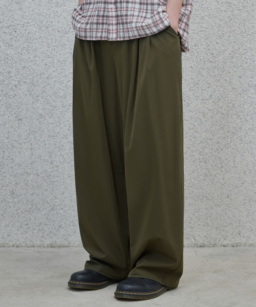 GLW(ジーエルダブリュ)の「ツータックワイドナイロンパンツカーキ(スウェットパンツ・レディース・その他・SMALL/MEDIUM)」の1枚目の写真