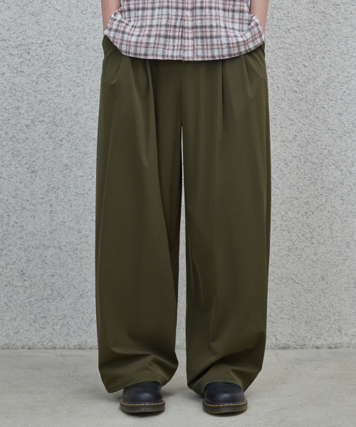 GLW(ジーエルダブリュ)の「ツータックワイドナイロンパンツカーキ(スウェットパンツ・レディース・その他・SMALL/MEDIUM)」の2枚目の写真