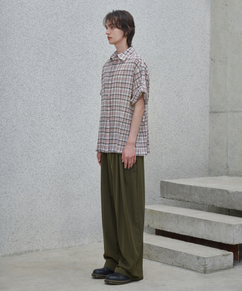 GLW(ジーエルダブリュ)の「ツータックワイドナイロンパンツカーキ(スウェットパンツ・レディース・その他・SMALL/MEDIUM)」の4枚目の写真