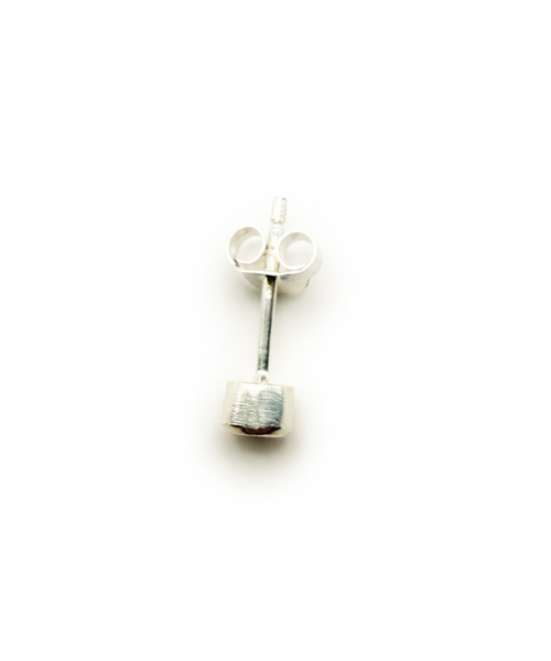 THEATER(シアター)の「THEATER シアター ジルコニアストーントップシルバーキャッチピアス S size(ピアス(両耳用)・レディース・ブラック/クリア・FREE)」の10枚目の写真