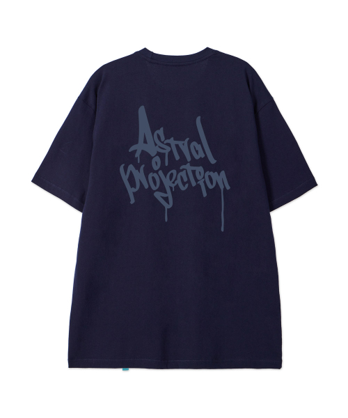 ASTRAL PROJECTION（アストラルプロジェクション）の「[ファングラフィティレタリングロゴ]コットンルーズフィット半袖Tシャツ_スペースネイビー（Tシャツ/カットソー・メンズ・その他・LARGE/MEDIUM/X-LARGE/XX-LARGE）」の3枚目の写真