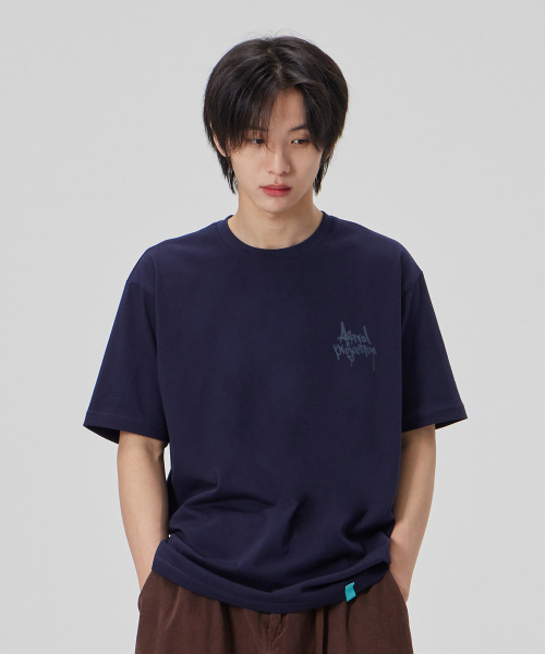 ASTRAL PROJECTION（アストラルプロジェクション）の「[ファングラフィティレタリングロゴ]コットンルーズフィット半袖Tシャツ_スペースネイビー（Tシャツ/カットソー・メンズ・その他・LARGE/MEDIUM/X-LARGE/XX-LARGE）」の4枚目の写真